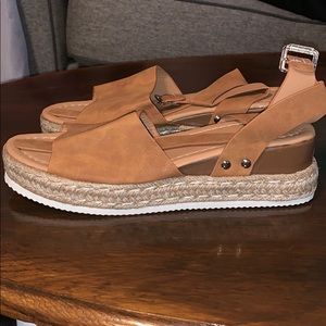 Never Worn! Just didn’t fit😔